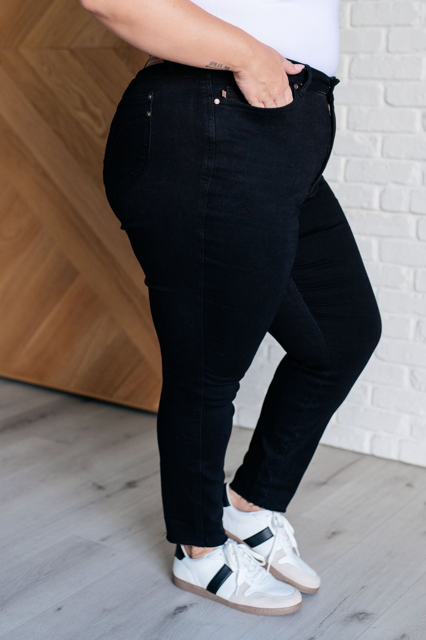 Nicole Tummy Control Skinny Jeans in Black - Judy Blue